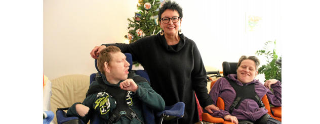 Regina Müller verabschiedet sich von ihren Schützlingen, zu denen Christina und Alexander gehören. Die langjährige Leiterin des Wohnheimes für Menschen mit schweren Behinderungen geht in den Ruhestand. Foto: Birgit Schellbach